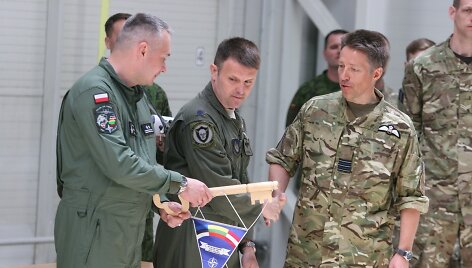 K.Stobieckis (kairėje) perėmė simbolinį Oro policijos misijos raktą.