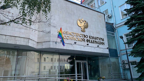 LGBT vėliava ant Kultūros ministerijos pastato