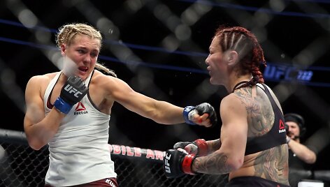 Chris Cyborg prie&scaron; Janą Kunickają (de&scaron;inėje)