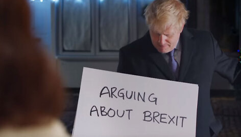 Borisas Johnsonas nuplagijavo &bdquo;Tegyvuoja meilė&ldquo; epizodo parodiją