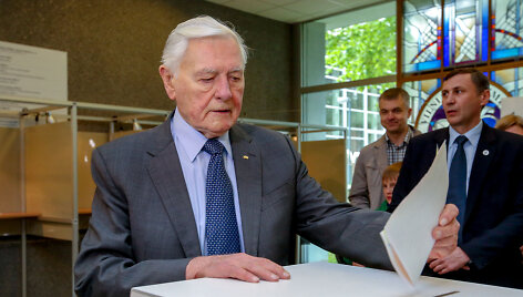 Valdas Adamkus balsavo prezidento rinkimuose