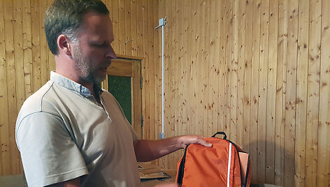 Kunigas Mindaugas Dik&scaron;aitis sako, kad pie&scaron;tukų, flomasterių, liniuočių pridėtos kuprinės skurstantiems Tauragės vaikams i&scaron; Amerikos atkeliauja prie&scaron; kiekvienus mokslo metus