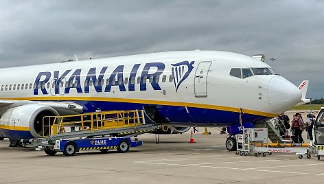 „Ryanair“ lėktuvas Londono Stanstedo oro uoste (asociatyvi nuotr.)