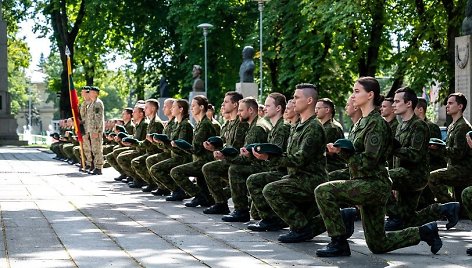 Jaunesniųjų karininkų vadų mokymus baigė 74 aukštųjų mokyklų studentai