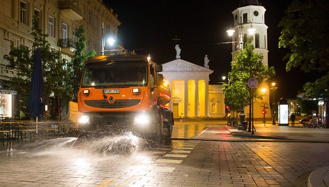 „Grinda“ drėkina Vilniaus gatves