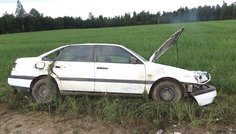 &bdquo;VW Passat&ldquo; vairuotojas žuvo i&scaron;kritęs pro automobilio langą