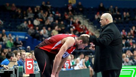 Jonas Valančiūnas nusiminė dėl nepavykusios atakos, Aleksandras Džikičius bando jį nuraminti.