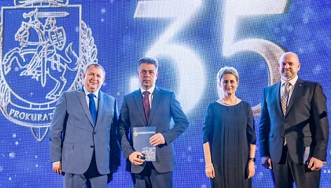 Nuotr. i&scaron; kairės: generalinės prokurorės pavaduotojas Saulius Verseckas, Kauno apygardos prokuratūros Organizuotų nusikaltimų ir korupcijos tyrimo skyriaus prokuroras Mindaugas Sabaitis, generalinė prokurorė Nida Grunskienė, generalinės prokurorės pavaduotojas Gintas Ivanauskas