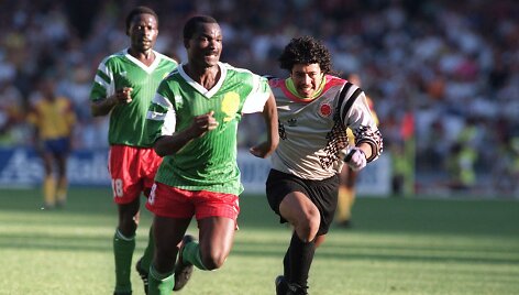 Rogeris Milla aplenkia Kolumbijos vartininką Jose Higuitą