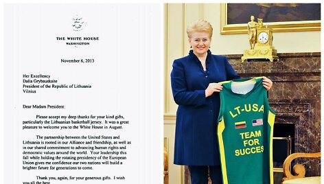 Dalia Grybauskaitė su Barackui Obamai dovanotais krep&scaron;inio mar&scaron;kinėliais