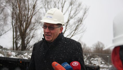 Algirdas Butkevičius penktadienį kaip vyksta dujotiekio i&scaron; būsimo SGD terminalo tiesimo darbai. 