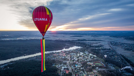 Lietuviškumo metus Birštonas pasitiko oro balionu iškėlęs milžinišką Trispalvę