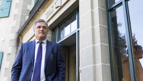 Jarome'as Valcke prie Sporto Arbitražo teismo durų &Scaron;veicarijoje.