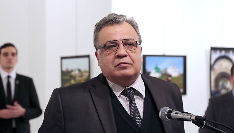 Andrejus Karlovas ir už jo stovintis Mevlutas Mertas Altintas