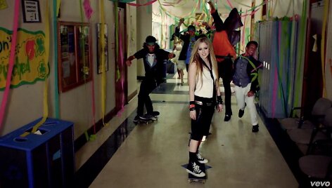 Avril Lavigne vaizdo klipe &bdquo;Here's To Never Growing Up&ldquo;