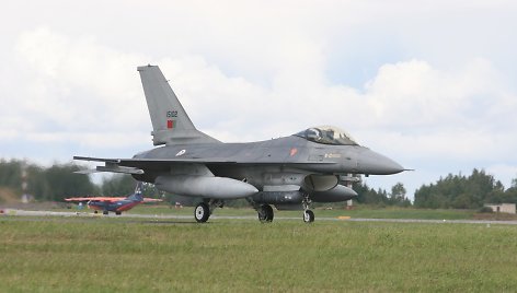 NATO bazėje nusileido šeši Portugalijos naikintuvai F-16