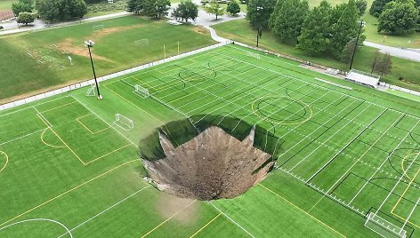 Ilinojaus valstijoje dalį futbolo stadiono prarijo smegduobė