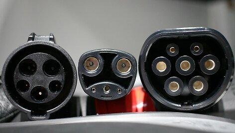 Įkrovimo jungtys i&scaron; kairės į de&scaron;inę &ndash; Type1, &bdquo;Tesla&ldquo;, Type2