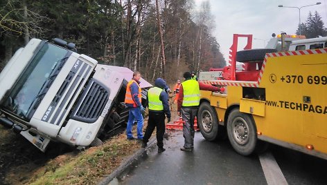 Ties Rumšiškėmis nuo kelio nuvažiavo vilkikas