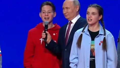 Vladimiras Putinas su moksleiviais giedojo šalies himną