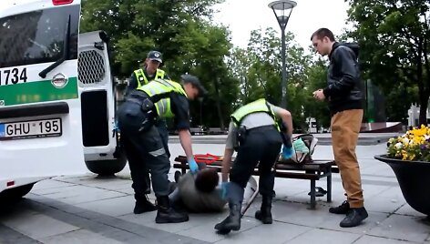 Policija gelbsti benamį