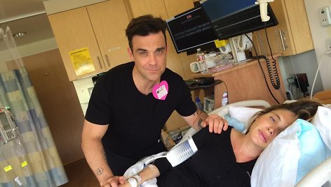 Robbie Williamsas su žmona Ayda Field gimdymo palatoje