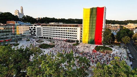 Singing the national anthem in Kaunas Vienybės Sq. Photo SBA