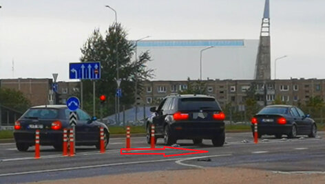 BMW Pilaitės pr. įžūliai važiuoja ir per i&scaron;tisinę linją, ir per atitvarus