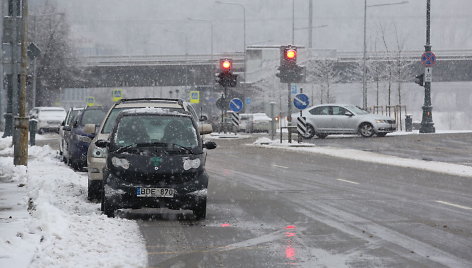 Eismą šalies keliuose sunkina plikledis ir šlapdriba