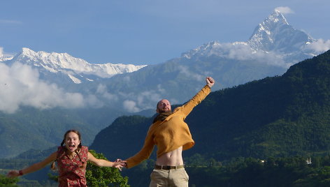 Džiaugiamės  kalnais (fone – Nepalo viršūnė  Mačapučrė, Žuvies uodega)