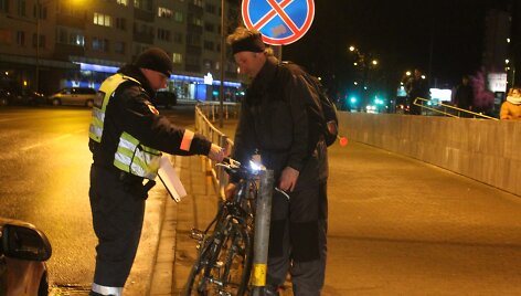Automobilis partrenkė dviratininkę