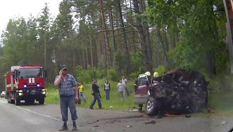 Lengvasis automobilis po kaktomu&scaron;os su sunkvežimiu