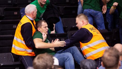 &bdquo;Žalgirio&ldquo; fanų susirėmimas su apsauga &Scaron;iauliuose