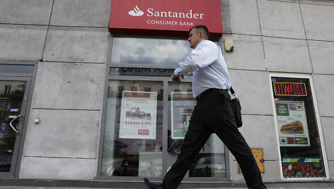 &bdquo;Fitch&ldquo; dviem padalomis pablogino dviejų didžiausių Ispanijos bankų &bdquo;Santander&ldquo; ir BBVA reitingus, o &scaron;alies obligacijų pelningumas pasiekė rekordą.