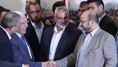 Palestiniečių organizacijų &bdquo;Fatah&ldquo; ir &bdquo;Hamas&ldquo; atstovai Azzamas Al-Ahmedas ir Moussa Abu Marzouqas.
