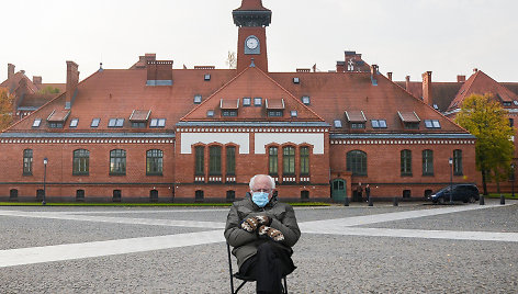 KU miestelio aikštė_laukiam diplomų įteikimo