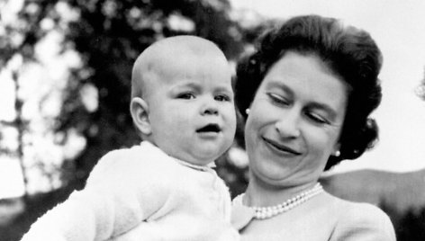 Karalienė Elizabeth II su sūnumi princu Andrew (1960 m.)