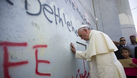Popiežius Pranci&scaron;kus prie sienos, skiriančios Vakarų Krantą ir Izraelį