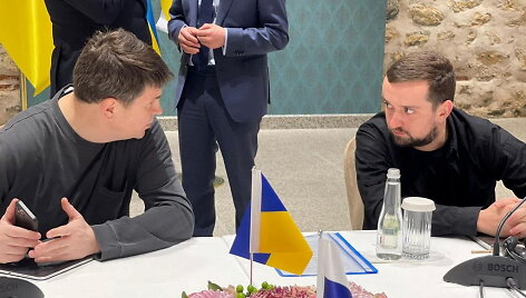 Ukrainos prezidento kanceliarijos administracijos vadovo pavaduotojas  K.Tymo&scaron;enko ir kanceliarijos vadovo patarėjas  M.Podoliakas