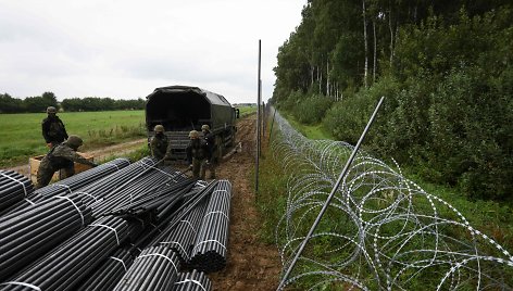 Lenkijos kariai stato pjaunančios vielos tvorą migrantams sulaikyti