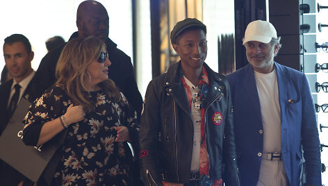 Pharrellas Williamsas Kanuose apsipirkinėjo „Chanel“ parduotuvėje.