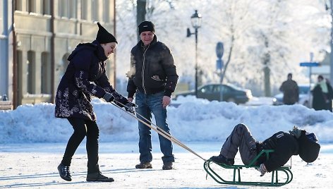 Prof. Libertas Klimka: „Kalėdas galime tikėtis matyti baltas. Nors šiaip kiti požymiai, tokia kaip vėjų diena, rodo, kad žiema gali būti permaininga.“ 