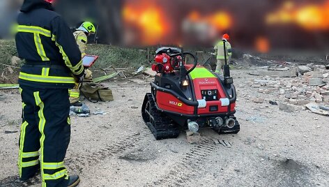 Rusai atakavo pramoninį objektą Kyjive: gaisrui gesinti pasitelktas robotas ir gaisrinis traukinys
