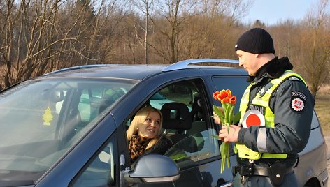 Policija šeštadienį moteris sveikino su gėlių žiedais