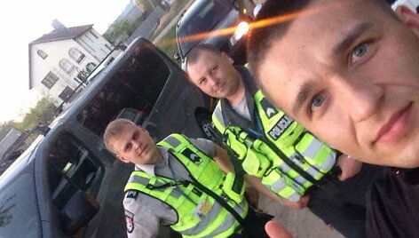 Vitalijus Vaitkevičius su jam į pagalbą atskubėjusiais kolegomis Vitalijui Palu&scaron;enkai ir Jaroslavui Okunevičiui