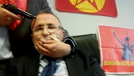Turkijos prokurorui Mehmetui Selimui Kirazui į galvą įremtas ginklas.