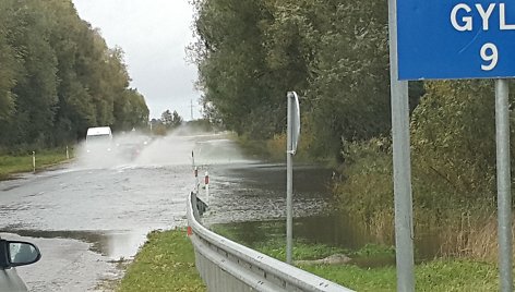 Dar penktadienį Rusnės kelias buvo sunkiai, tačiau pravažiuojamas.