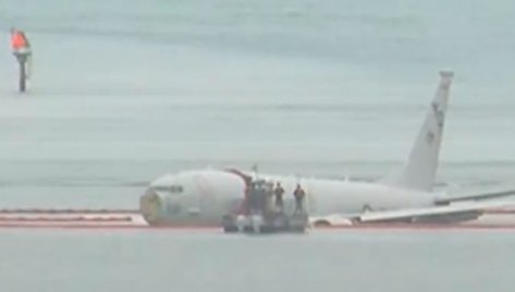 JAV karinis lėktuvas pralėkė kilimo ir tūpimo taką ir nukrito į vandenį