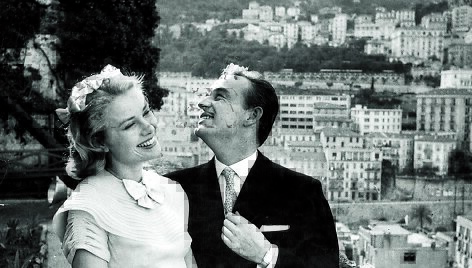 Grace Kelly ir princas Rainieras vestuvių i&scaron;vakarėse 1956 m. balandžio 17 d. Monake
