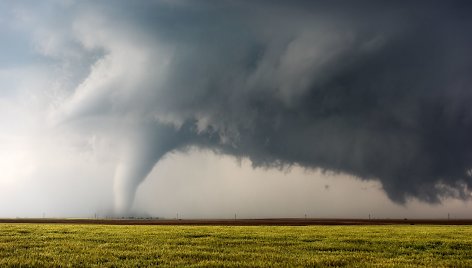 Drąsi fotosesija greta besiartinančio tornado Kanzase